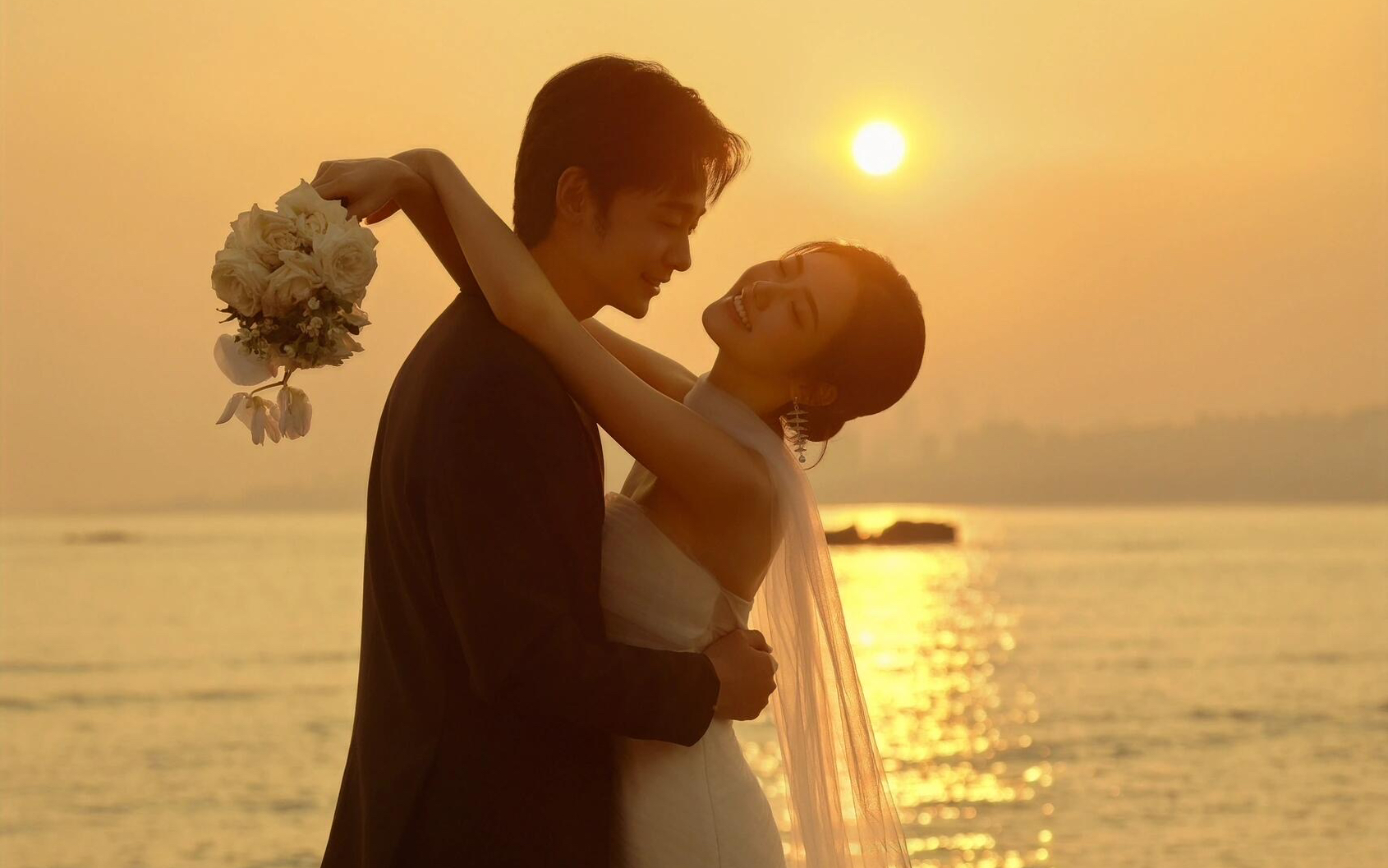 甜美有氛围感的夕阳海景婚纱照