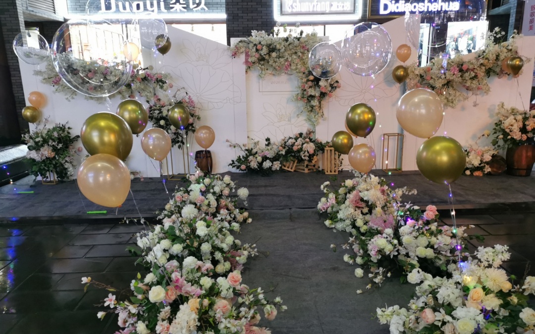 户外极简婚礼现场 气球装饰