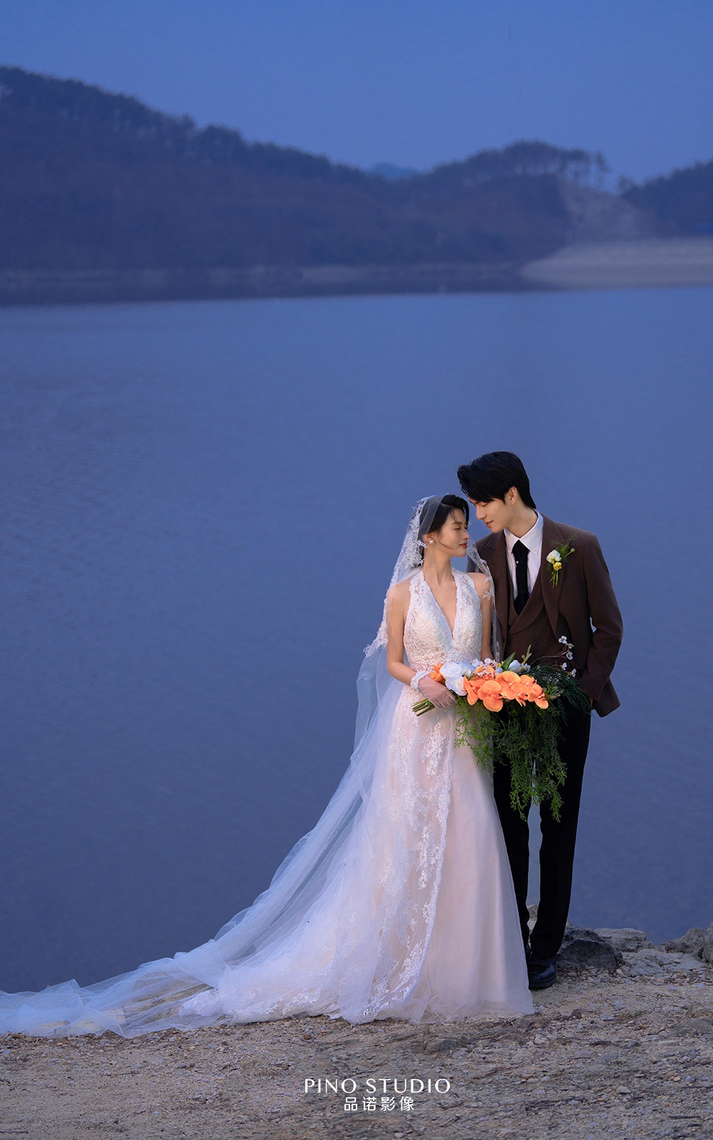 氛围感夜景湖边婚纱照