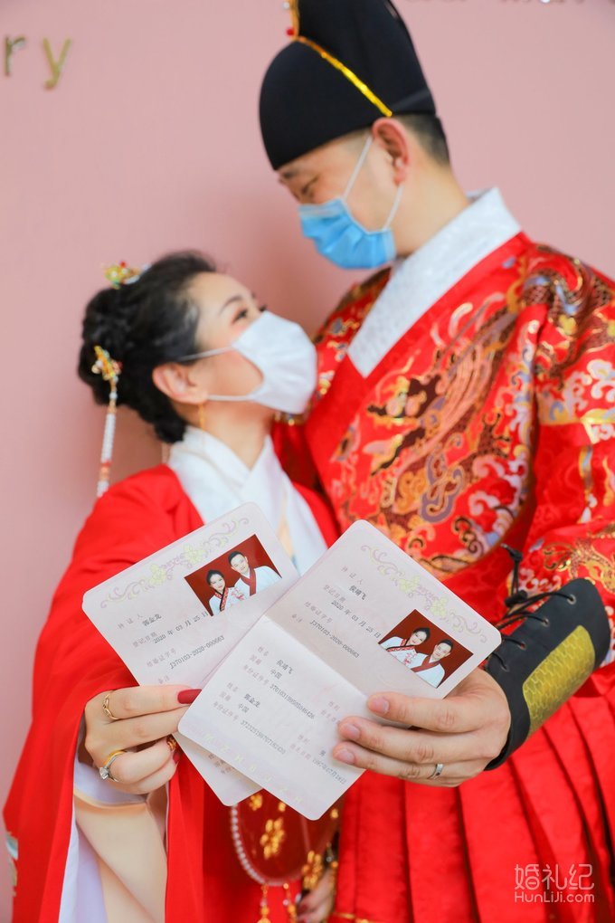 穿汉服拍登记照领证，❤️领证这么穿太酷了！