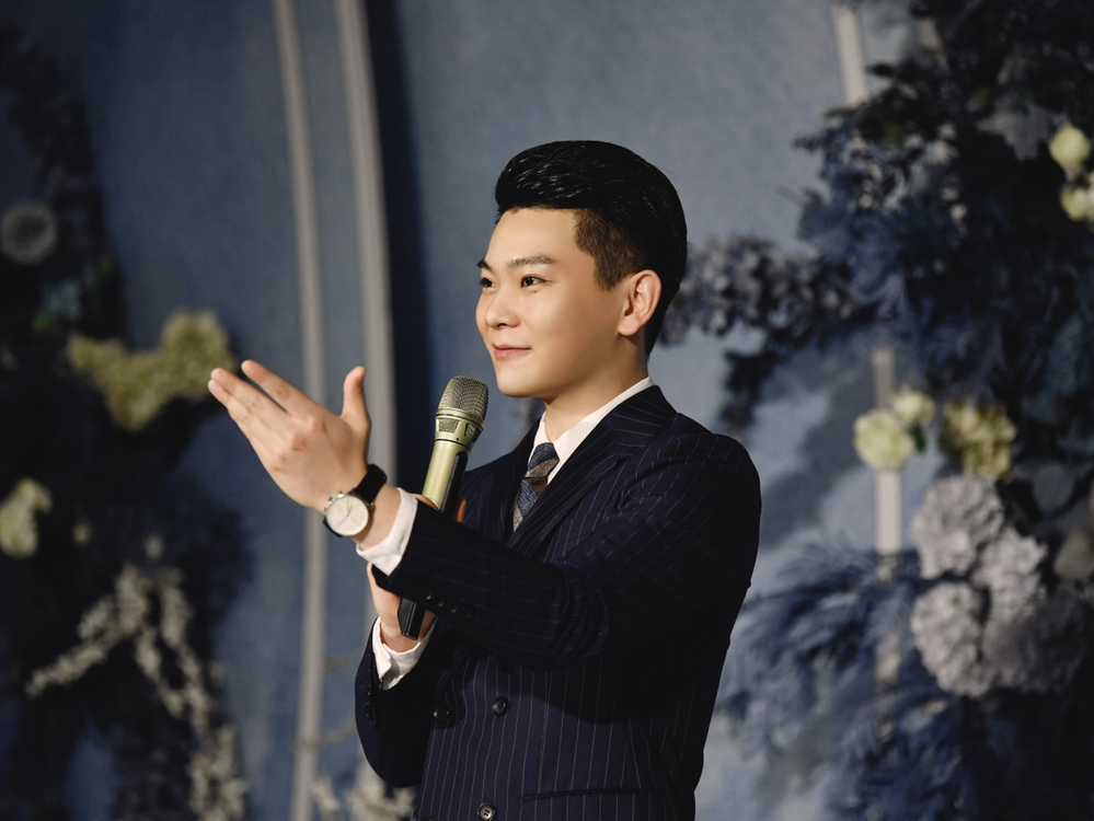 风格沉稳，轻松自然，把爱情讲述成故事