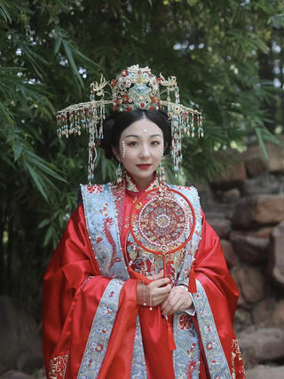 新中式嫁衣 明制汉服 一抹红唇 满身喜庆  中式