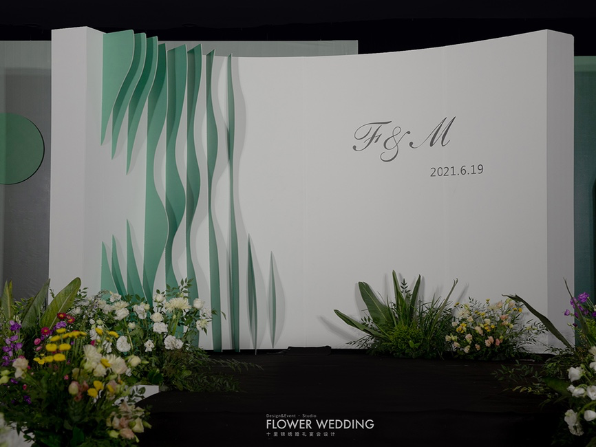         设计感超强暗调简约