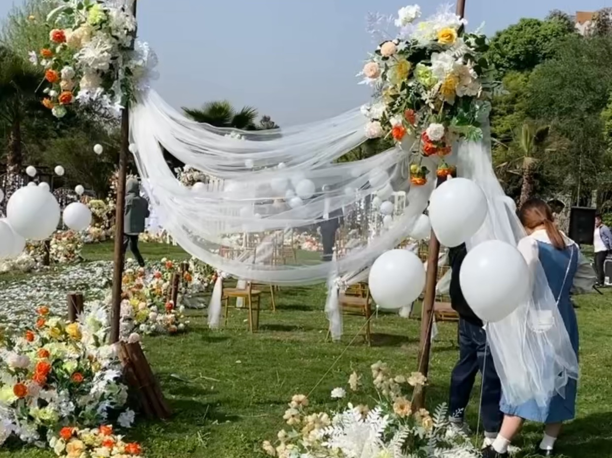 疫情特價，白色系戶外草坪婚禮