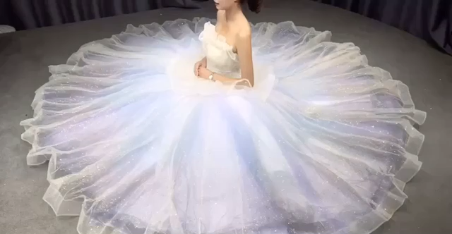 【云裳】 网络特惠  婚纱礼服三件套+伴娘服四件