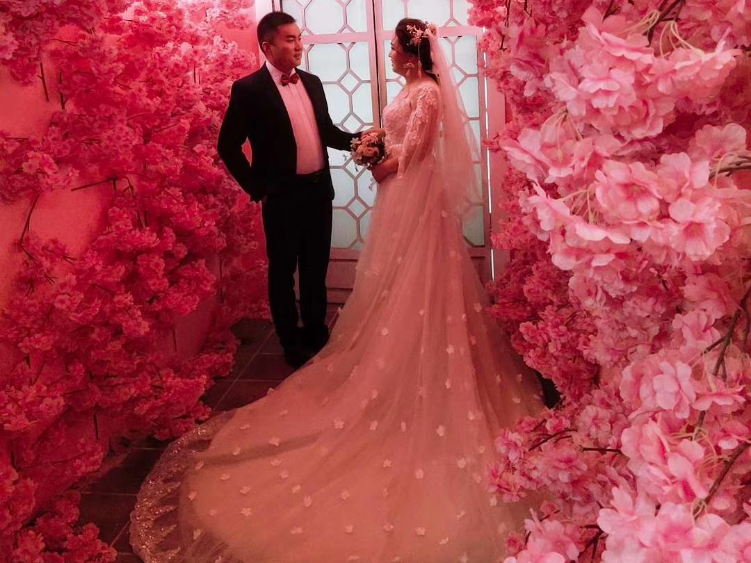 新娘当天跟妆，根据服装脸型设计您喜欢的发型