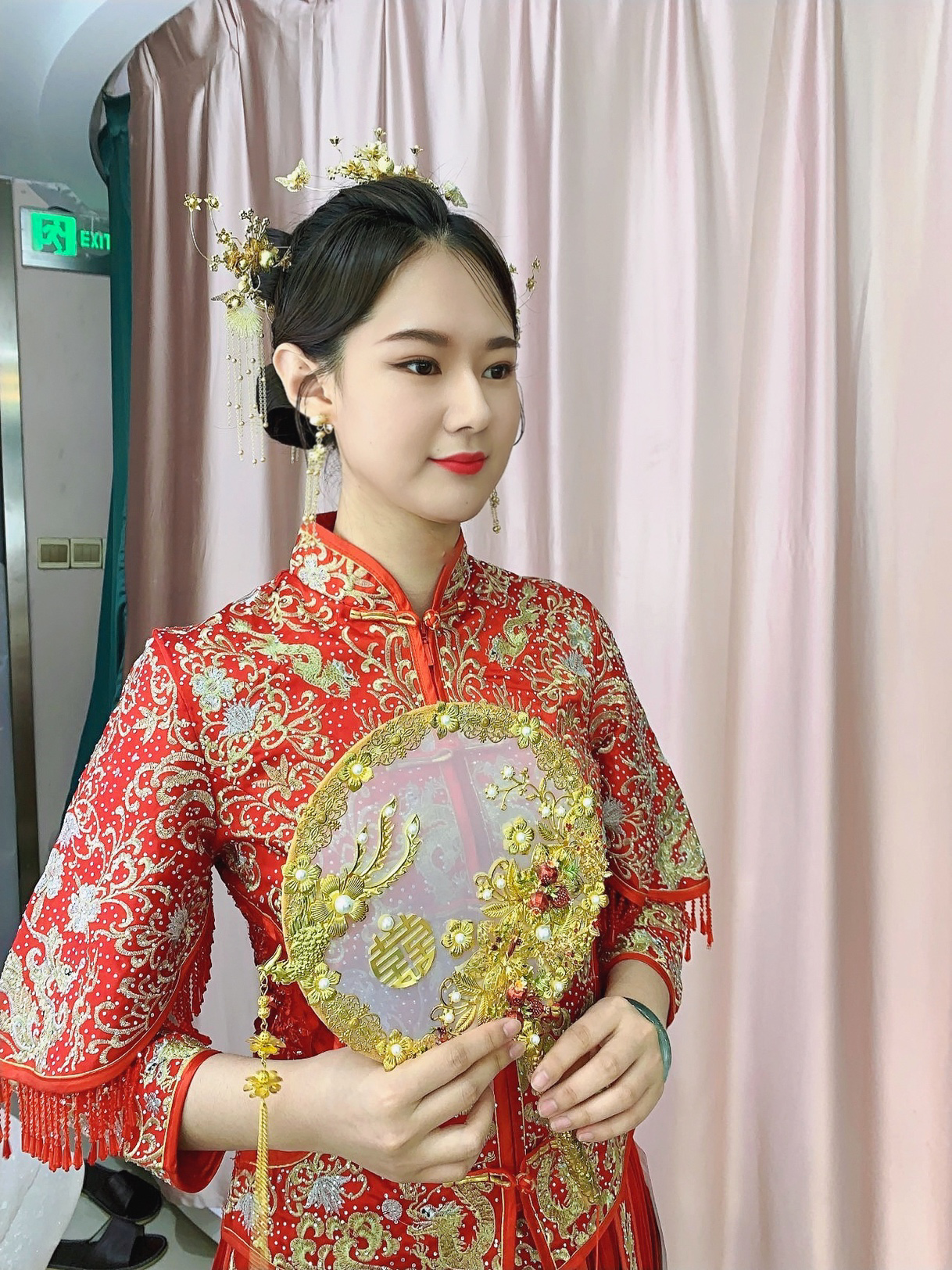 【玉兰婚纱】资深化妆师+3组造型设计