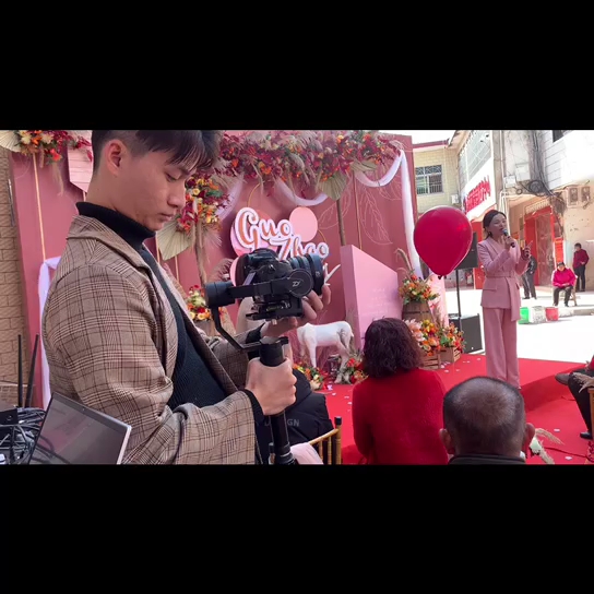 资深主持人+送歌曲加互动游戏+流程策划+音乐执行