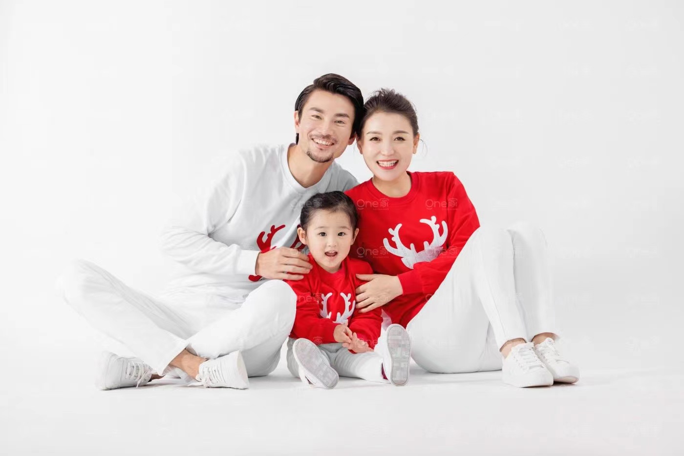 【全家?！扛改富榧喺?紀念照