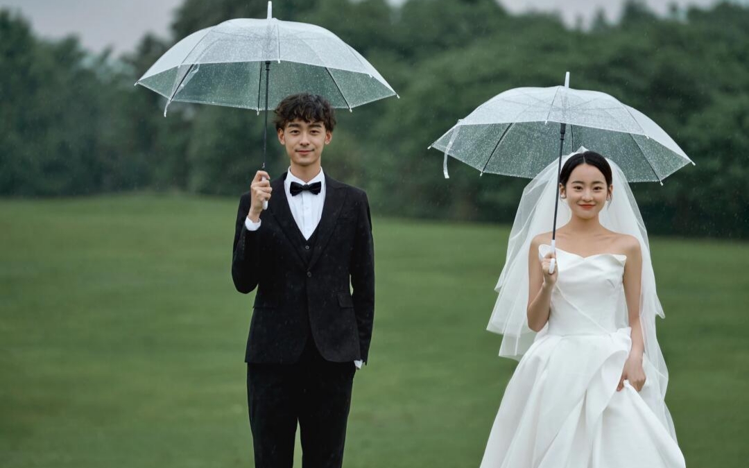 草坪婚纱照碰上下雨天 爱意藏在透明伞下☔️浪漫