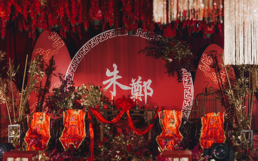 中式红金色舞台顶部布置婚礼现场