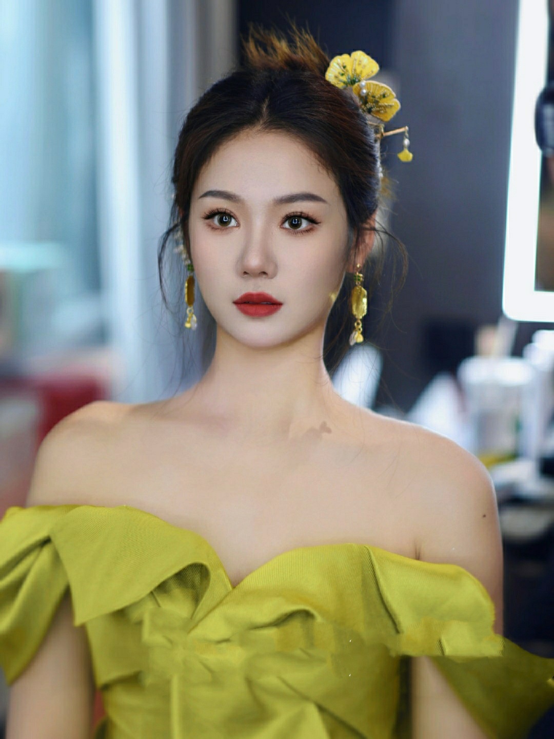 绿色小礼服搭手工银杏发簪，
咱就是说，
你只管负