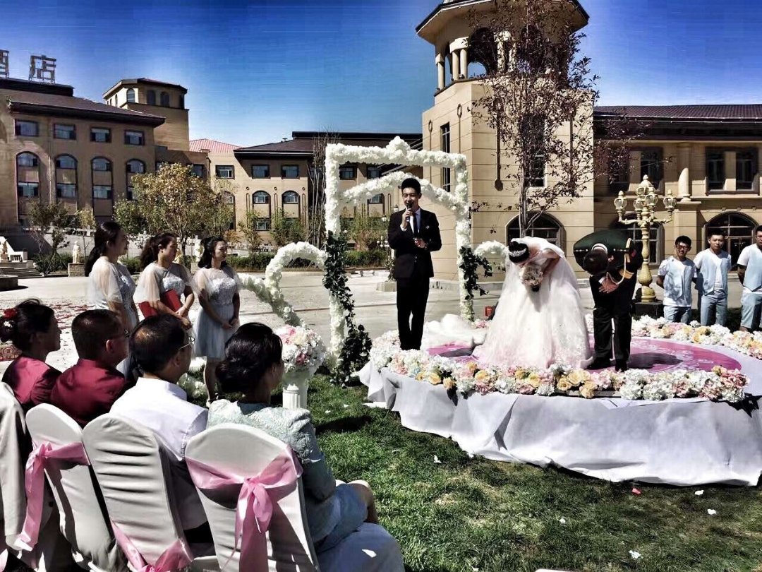 您好我是您的婚礼主持人，期待为您服务。