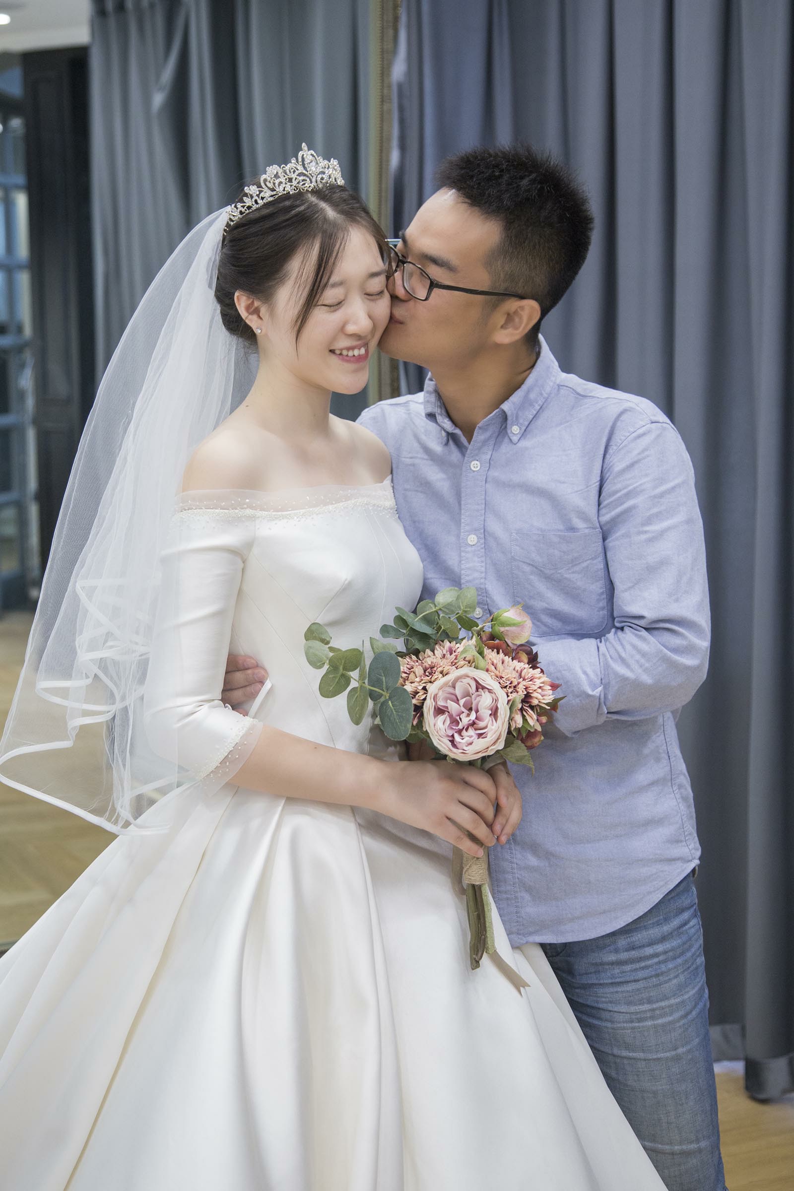 we婚纱多少钱_we大舅子(2)