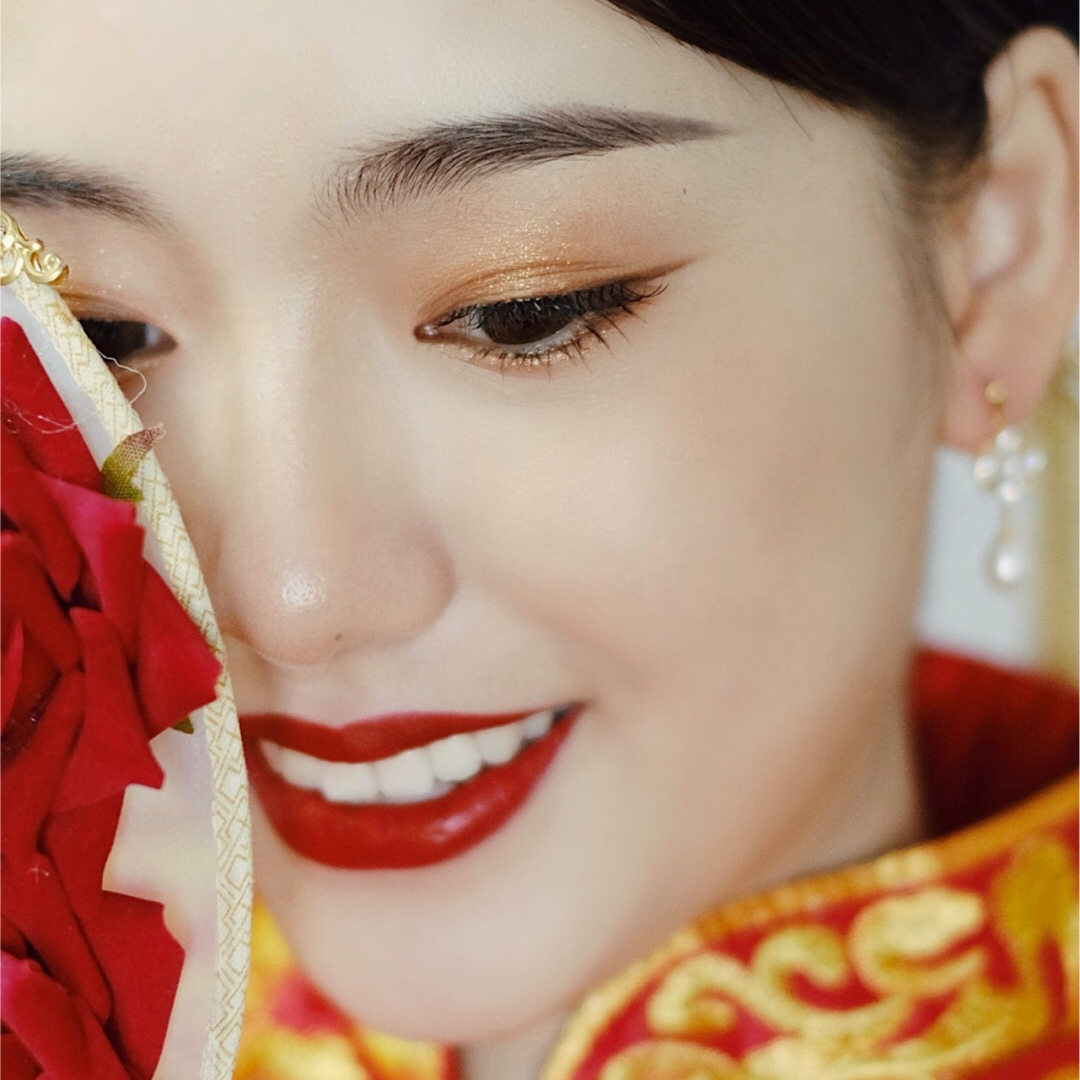 笑起来超级甜的新娘，头饰也太好看了吧！