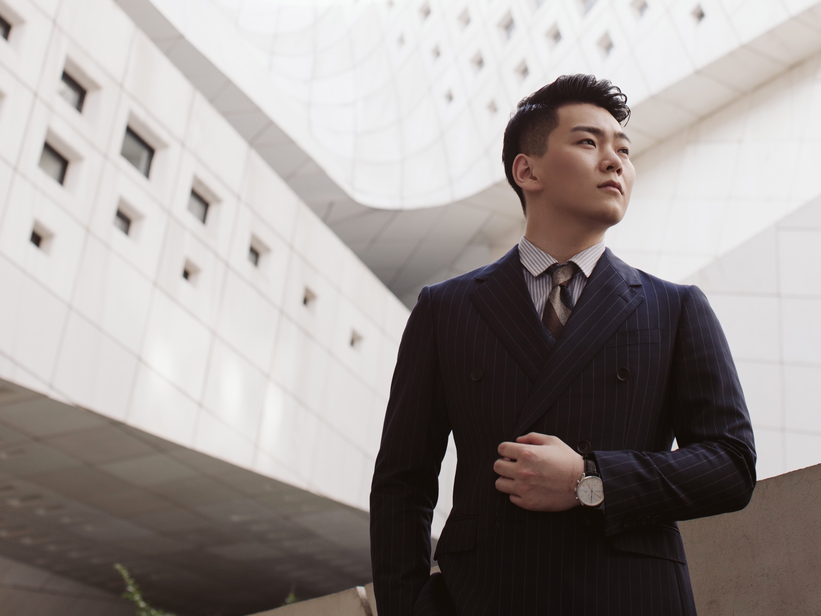 风格沉稳，轻松自然，把爱情讲述成故事