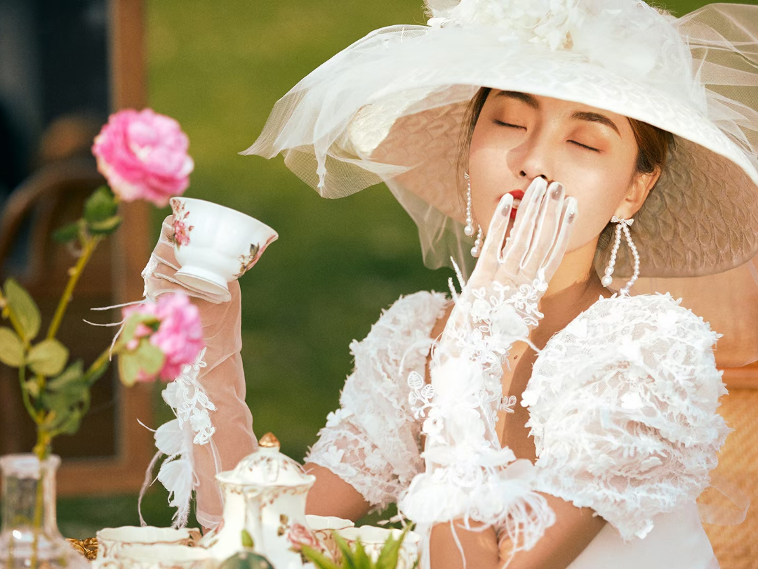 自带滤镜般的湖边婚纱照✔ 

