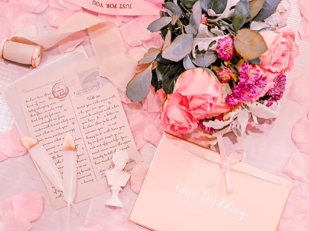 粉色婚礼，是新人比较喜欢常用的色系