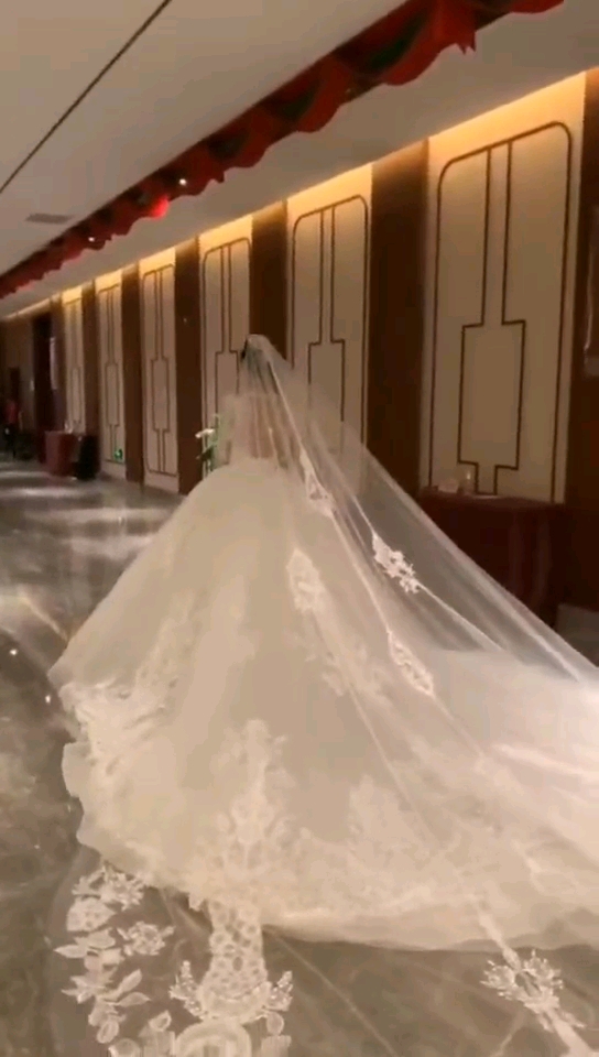 衡阳市内新娘跟妆三套造型三套头饰耳饰项链