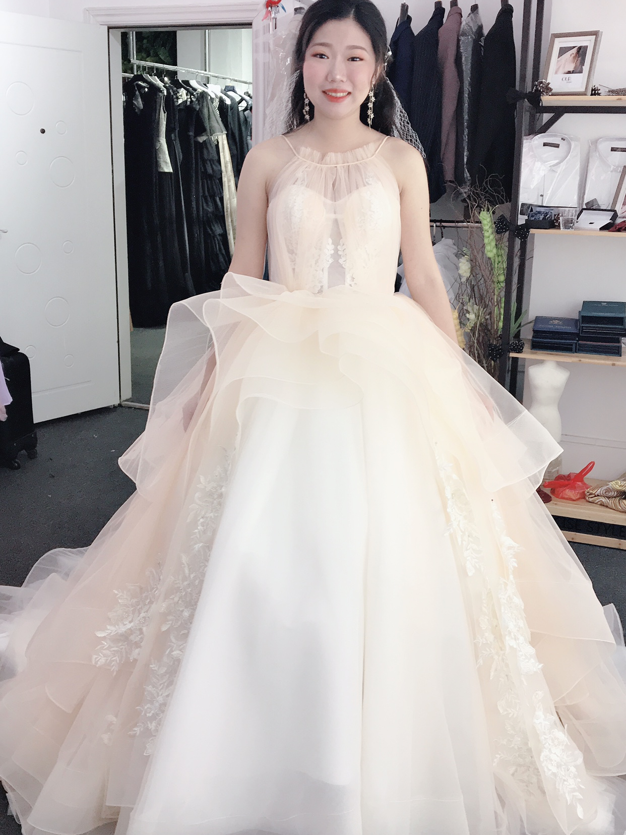 香槟色插肩多皱纱多层折叠拖尾婚纱+条纹双排扣夏装