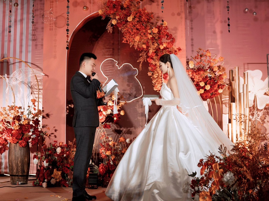 资深主持+专业流程策划+彩排+音乐dJ