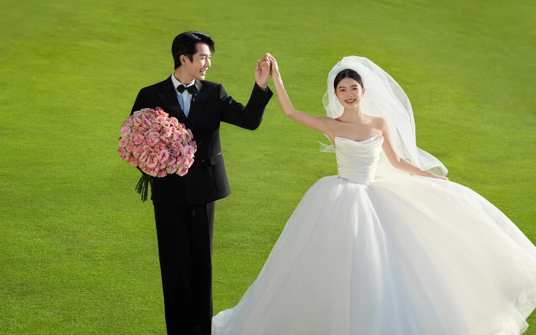 心动预警｜高尔夫草坪婚纱照真的美到心坎里