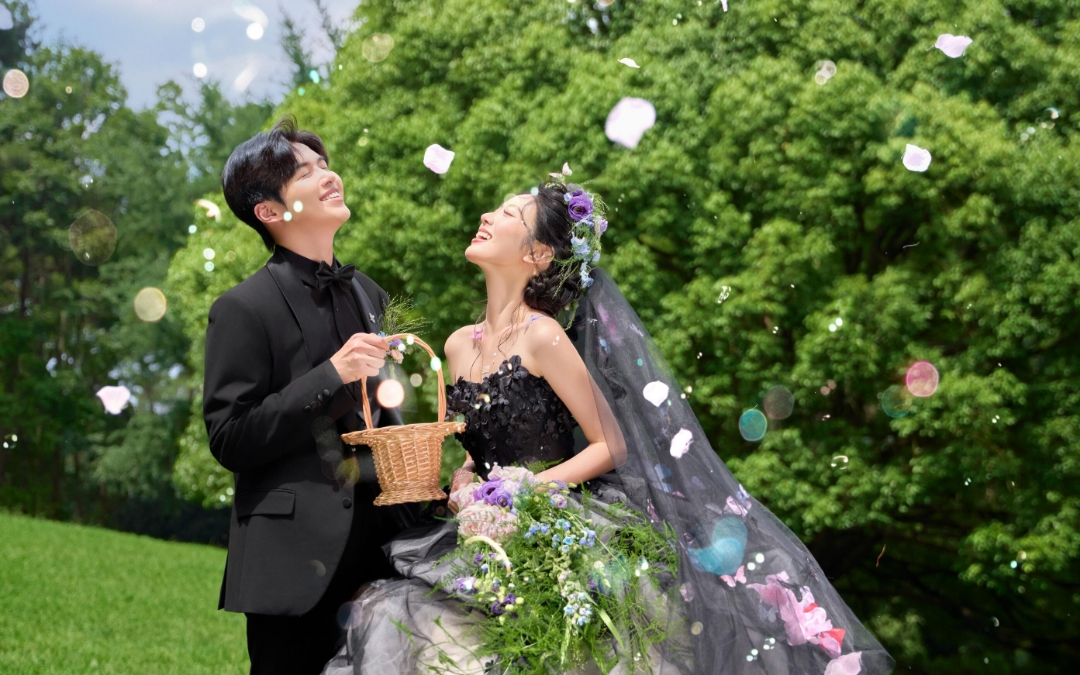 森系草坪婚紗照??黑紗花神婚紗照真的很出片