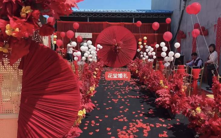 紅色黑色撞色戶外場景空飄氣球紅色花瓣