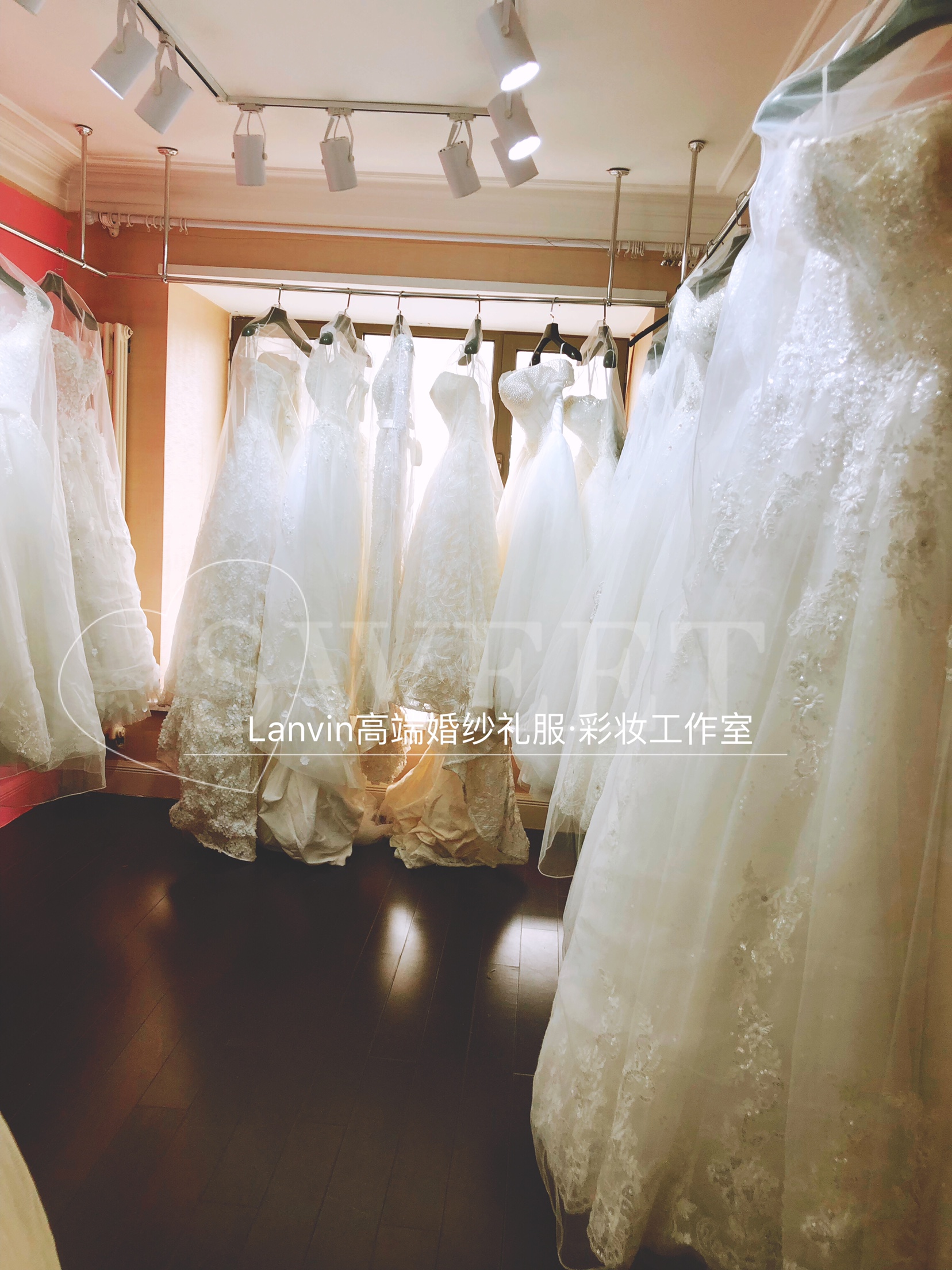 澜本高端婚纱礼服彩妆工作室