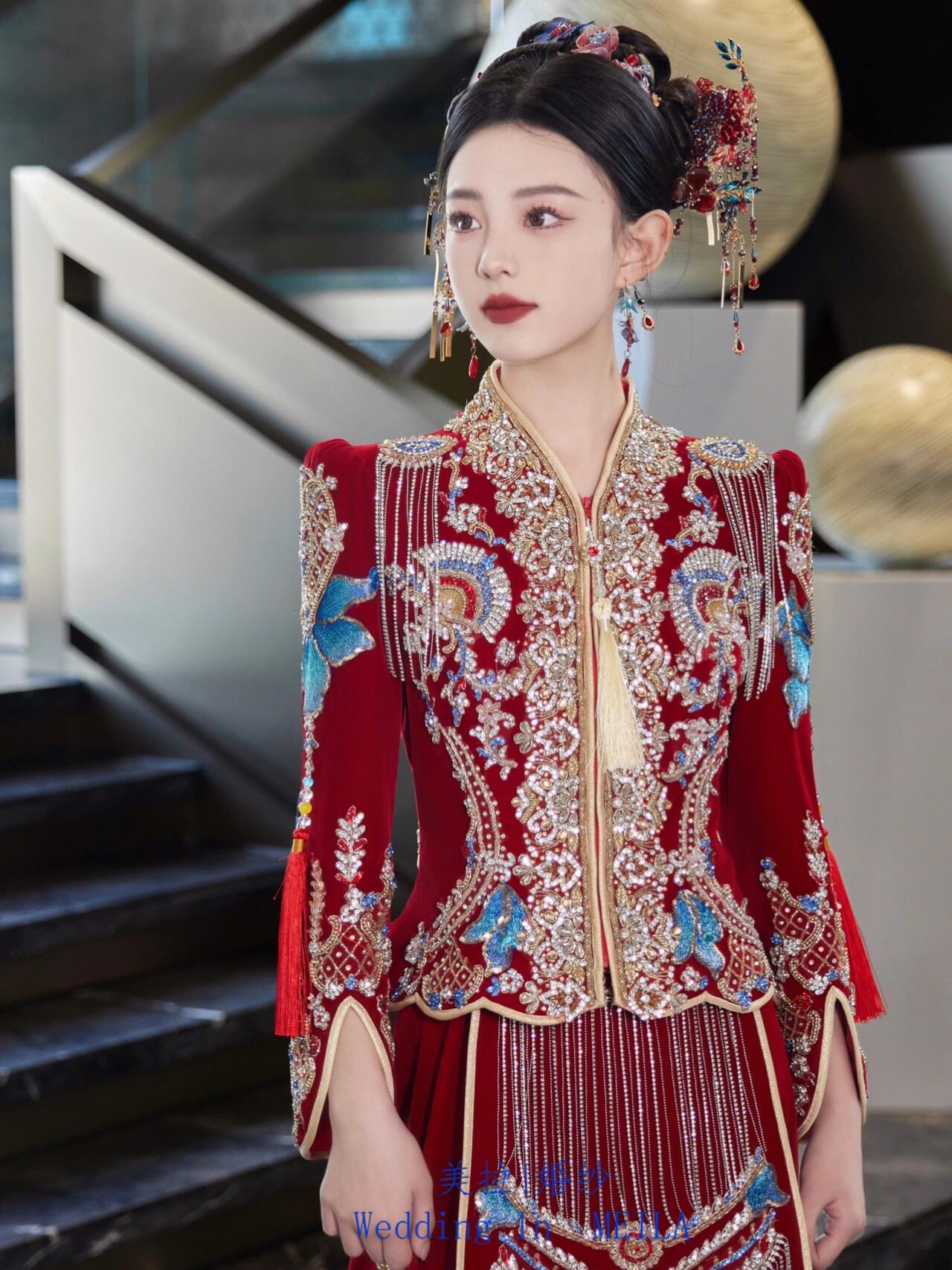 红蓝撞色秀禾惊艳动人