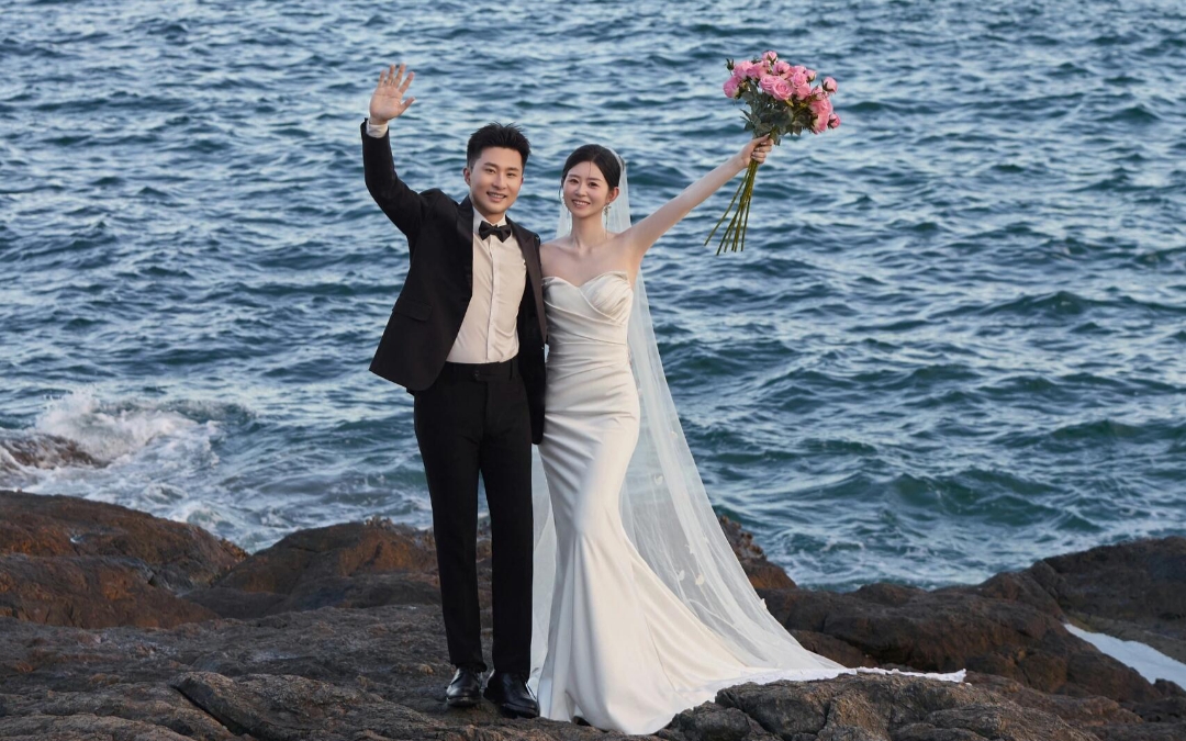 海风轻拂，浪花轻拍，爱在这一刻定格