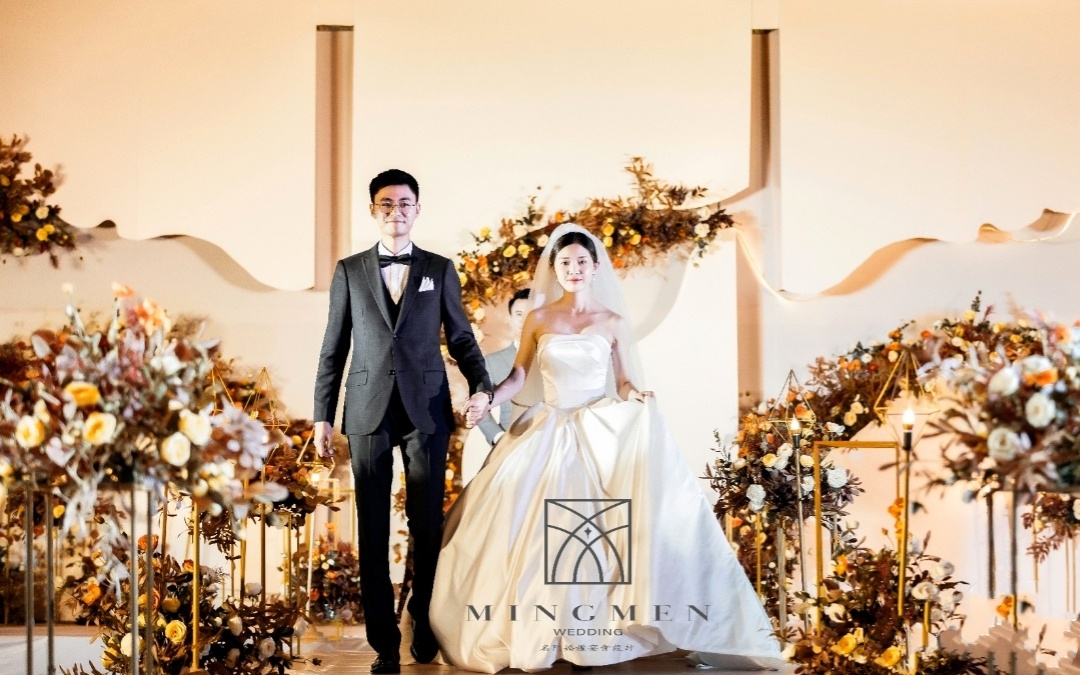 简约高级的香槟色搭配秋色，凸现简约大气。