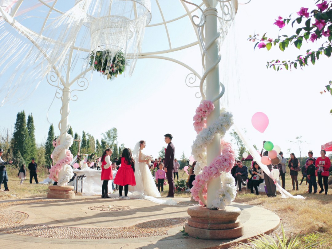 超划算！！专业婚礼跟拍单机位拍照，40精修+底片