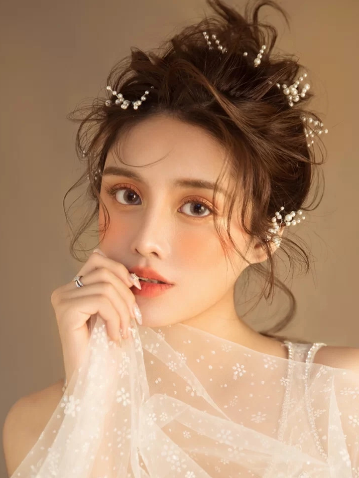   清透无痕减龄精致妆容