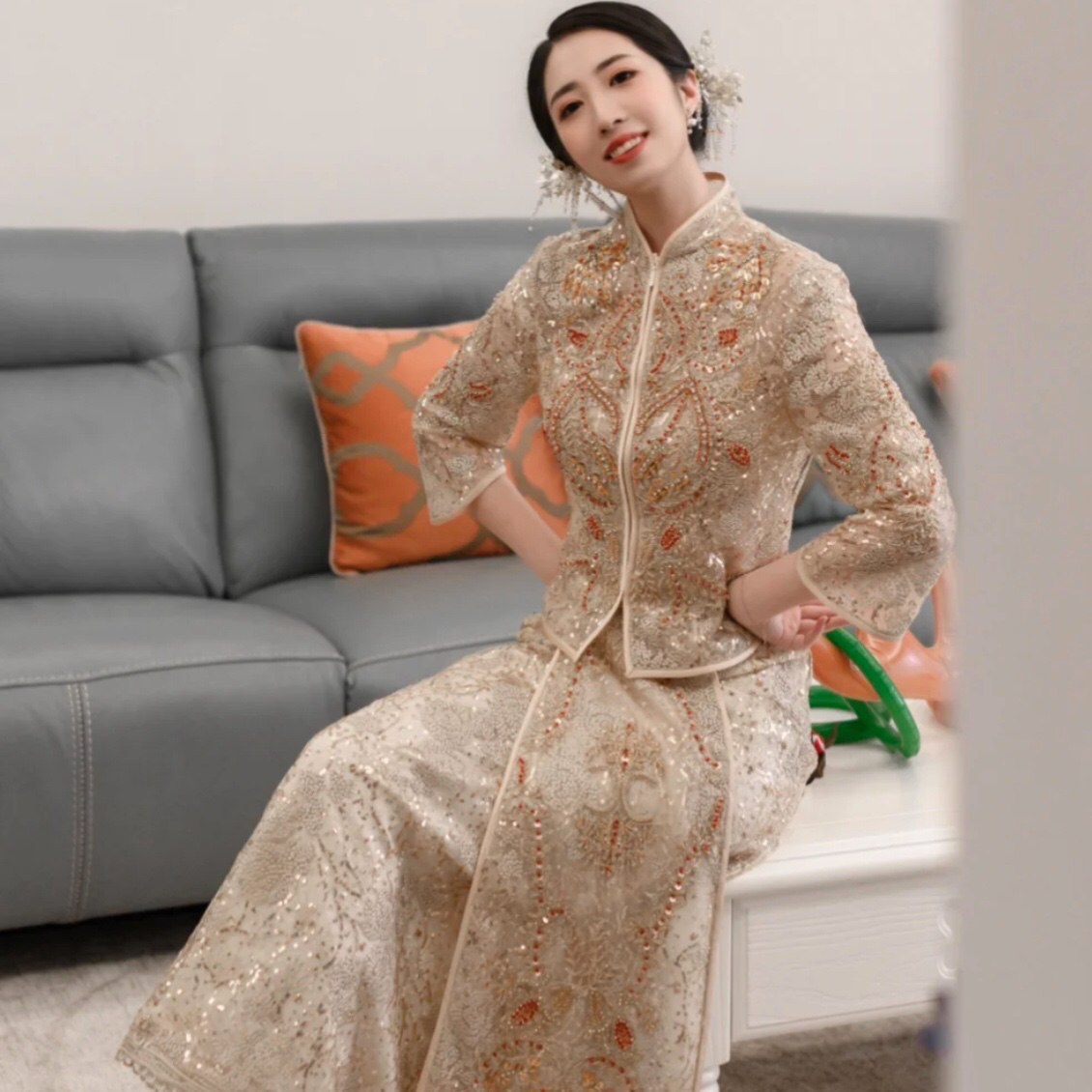 香槟色婚礼，金色中式秀禾造型