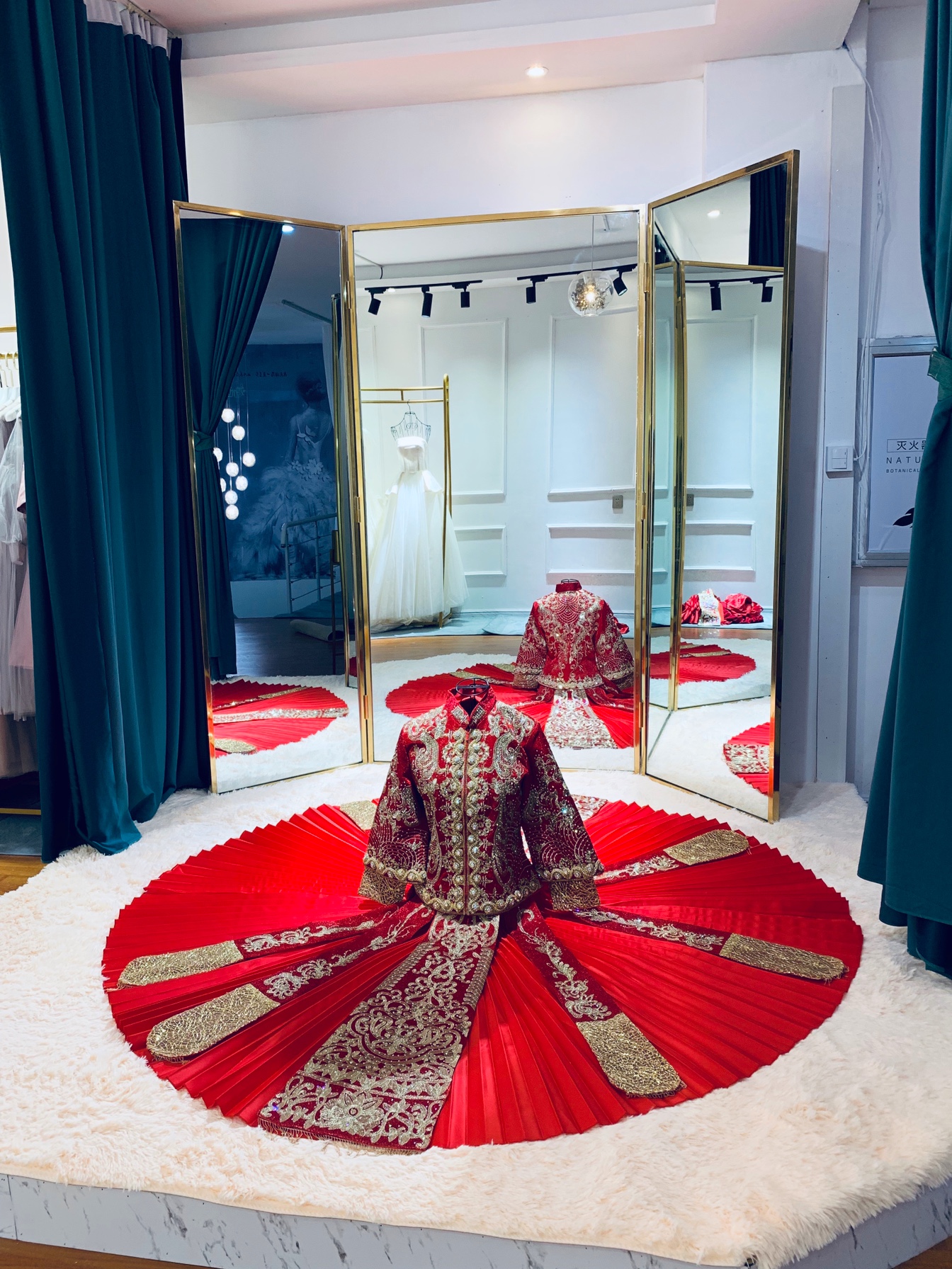 她他婚纱礼服馆