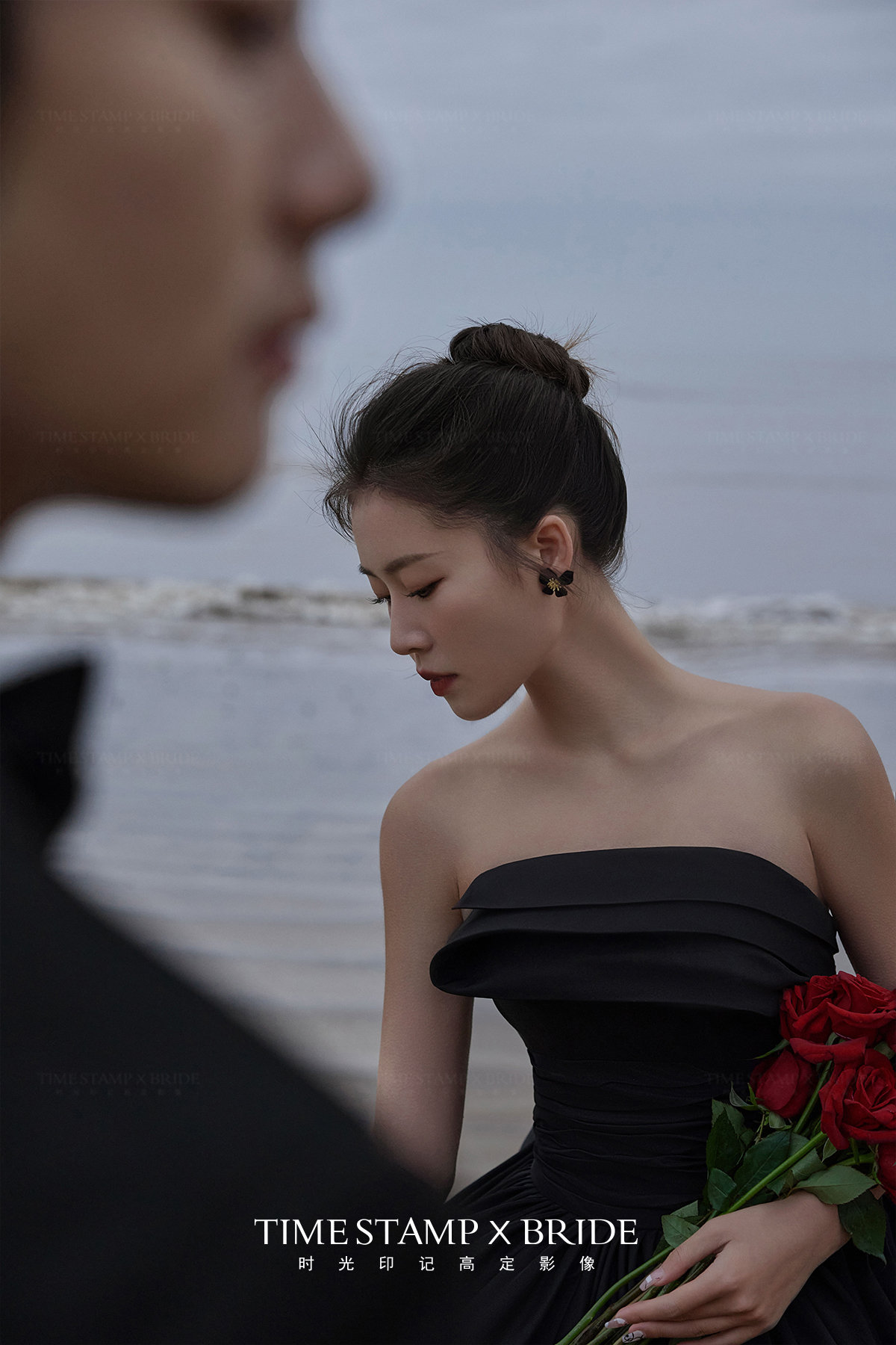 高级感拉满的海景礁石婚纱照，这套黑纱绝了！
