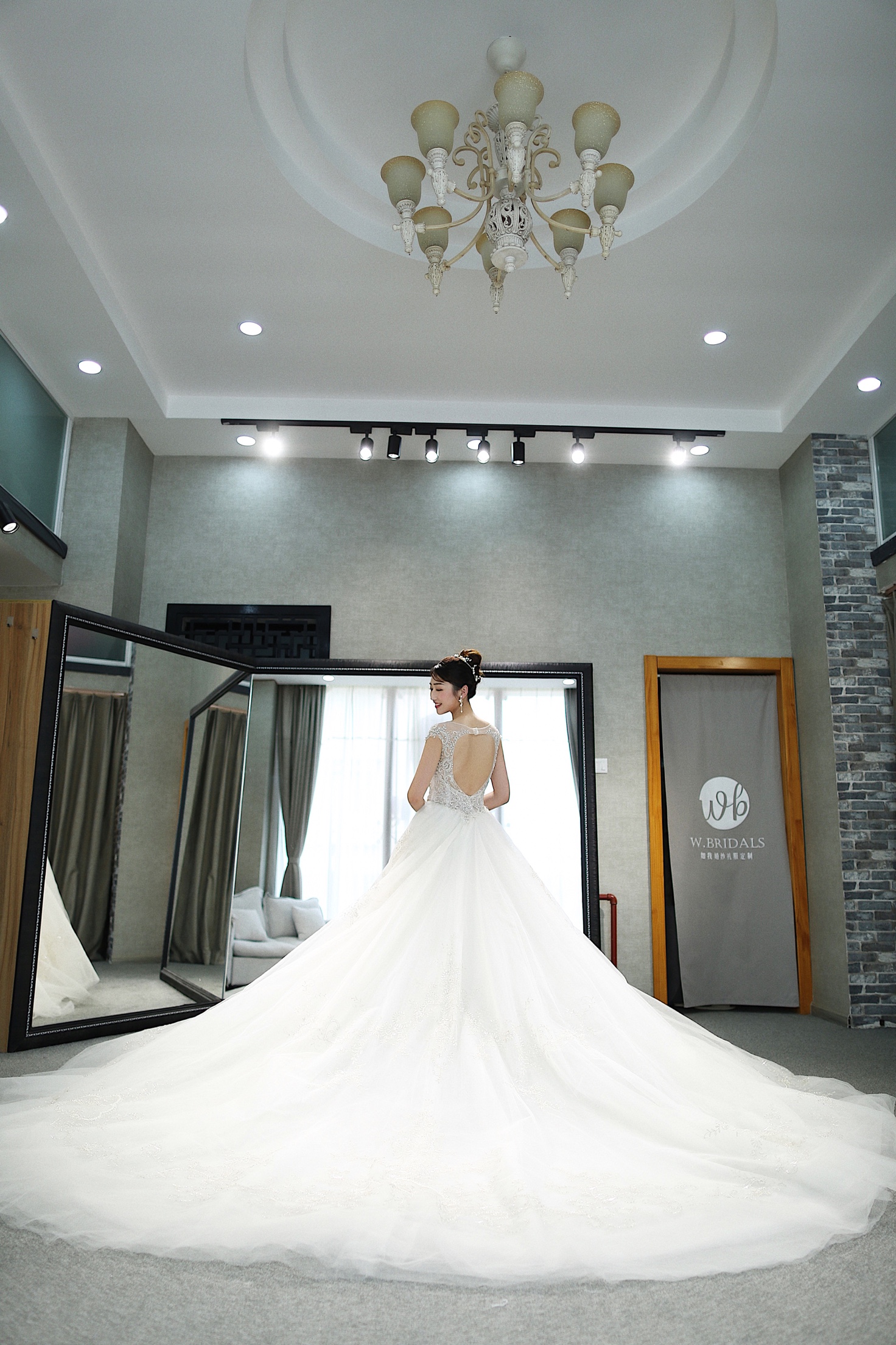 军恋8年修成正果！大婚当天红色秀禾+金色敬酒美开挂