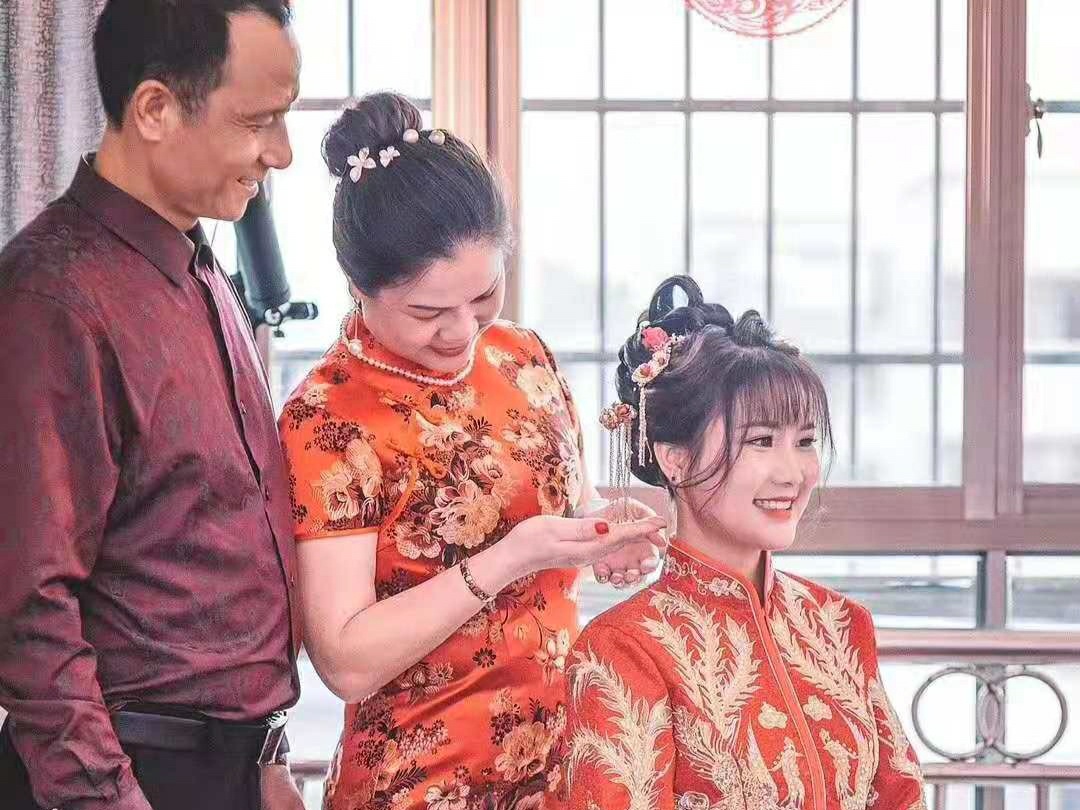 衡阳市内新娘跟妆三套造型三套头饰耳饰项链