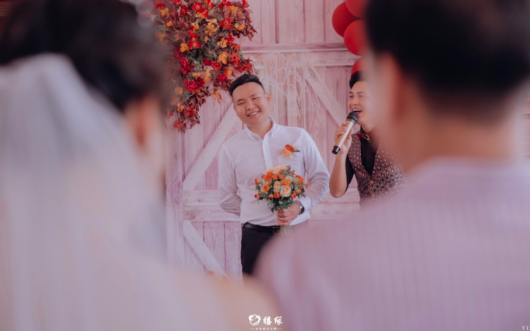自家地坪红色系婚礼依旧有高级感