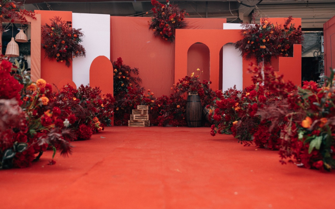 【 大拇指婚礼】农村室外奢华酒红金奢华小预算