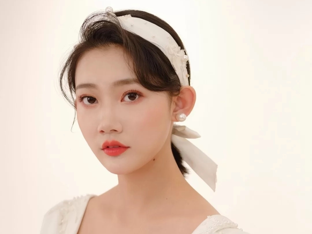 爆  百分满意，提供三套妆造，精美饰品，全程跟妆