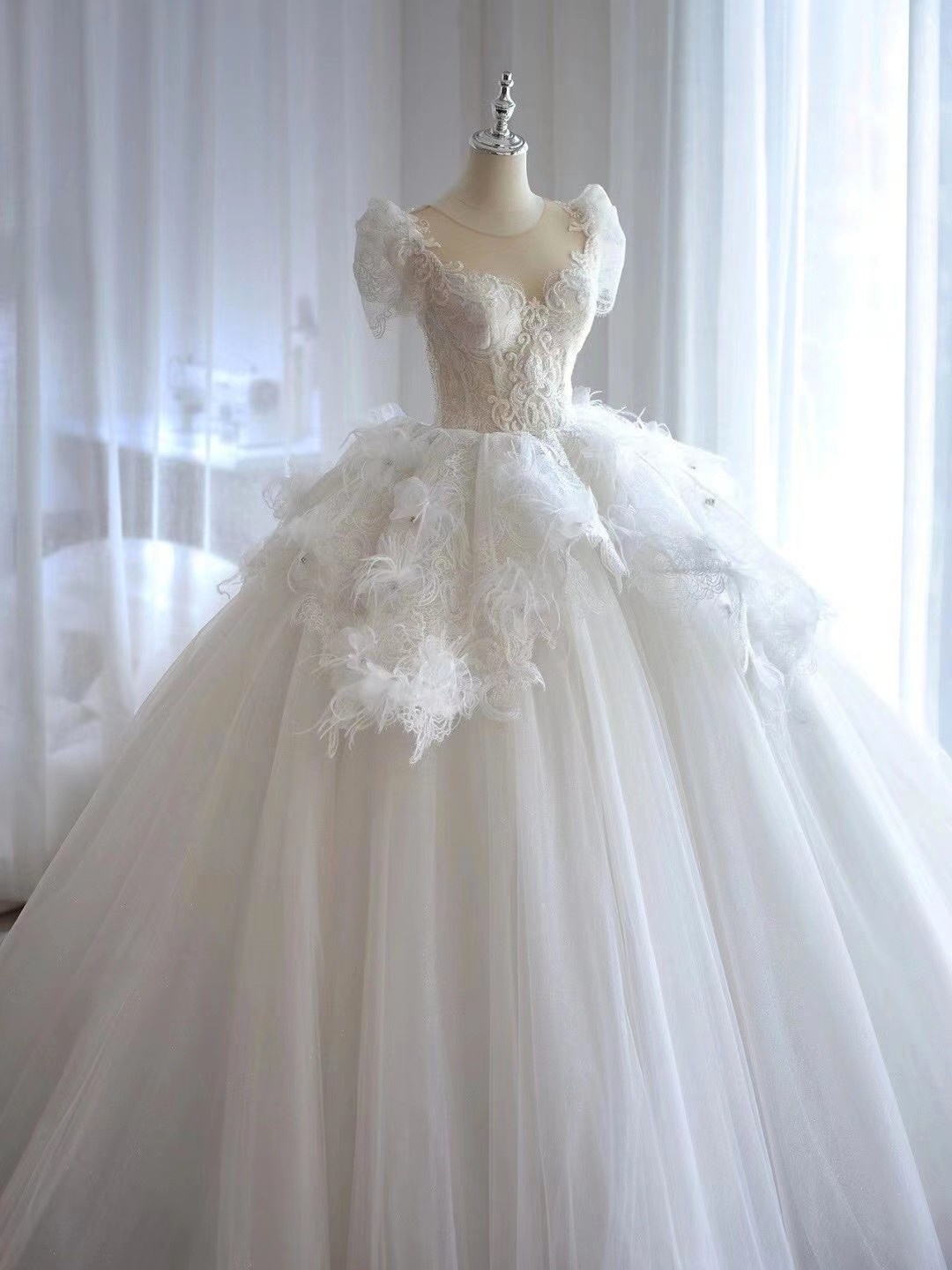 适合宴会小厅，或户外婚礼