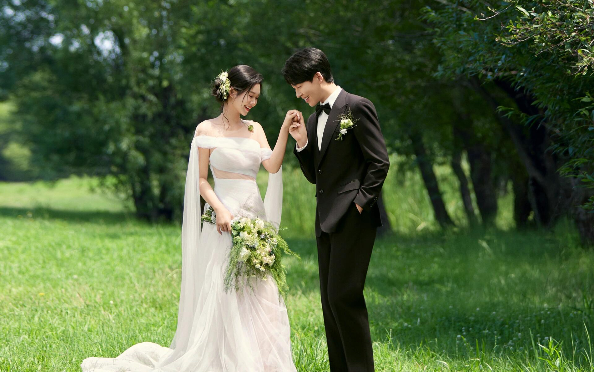是心動呀??盛夏的森系草坪婚紗照太好看啦  
