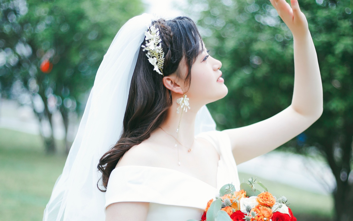 婚礼当天的外景拍摄4套造型全天跟妆