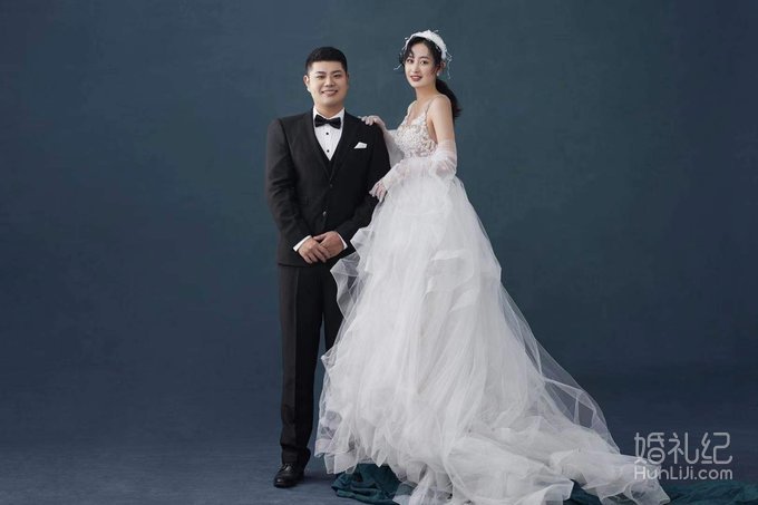 婚纱照分享丨选对造型，素人小夫妻变身大明星！