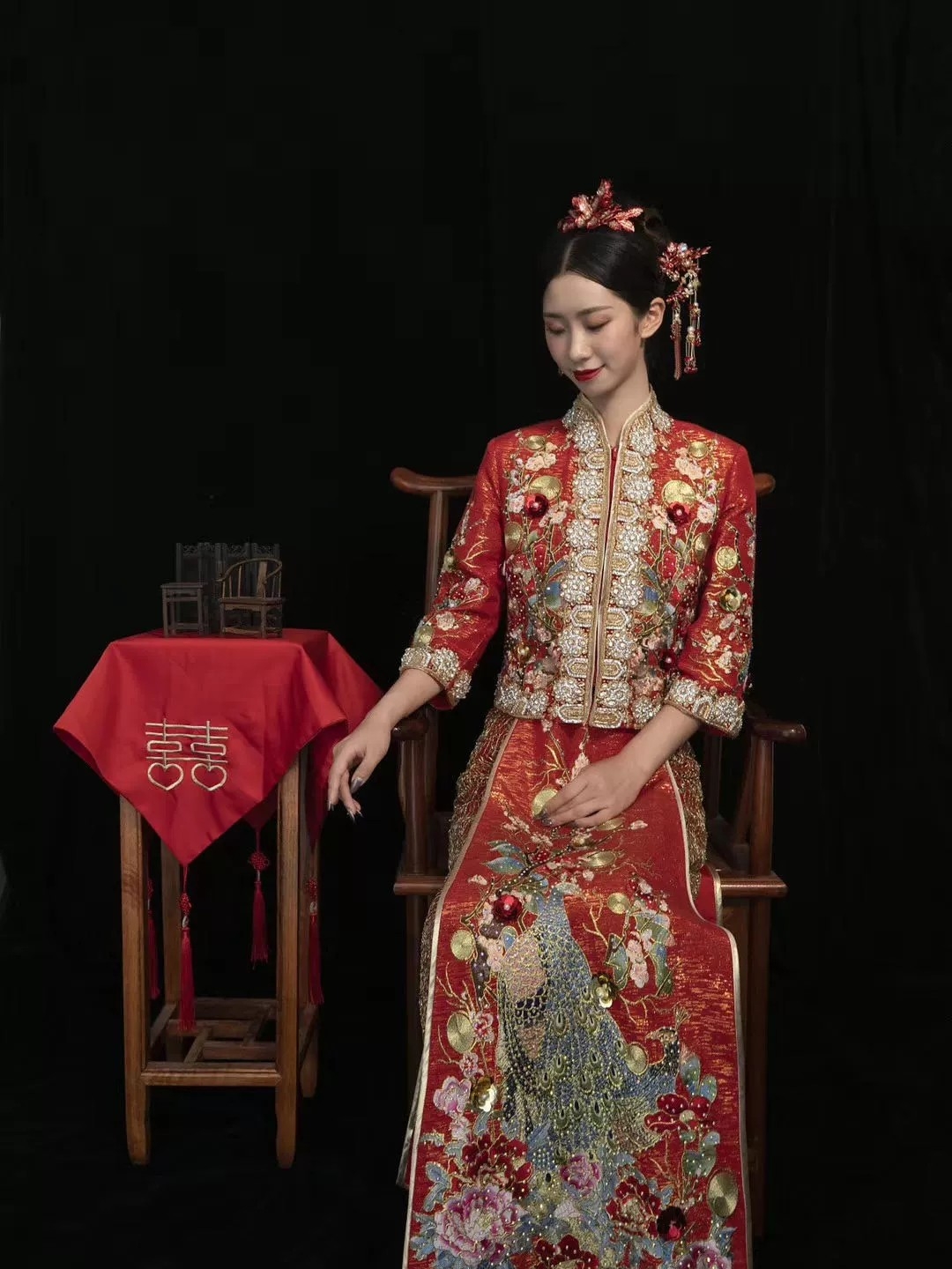 重工拖尾婚纱+秀禾+敬酒+跟妆全包套餐