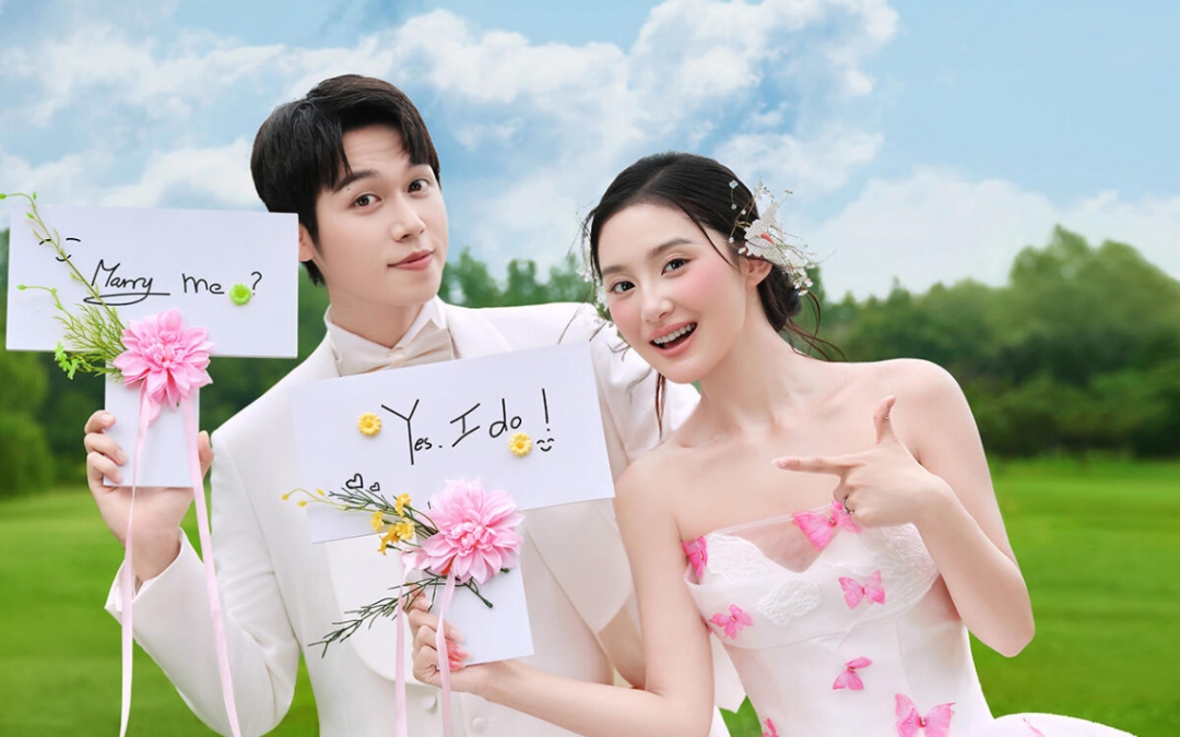 00后的松弛感‼️这样拍草坪婚纱照超出片