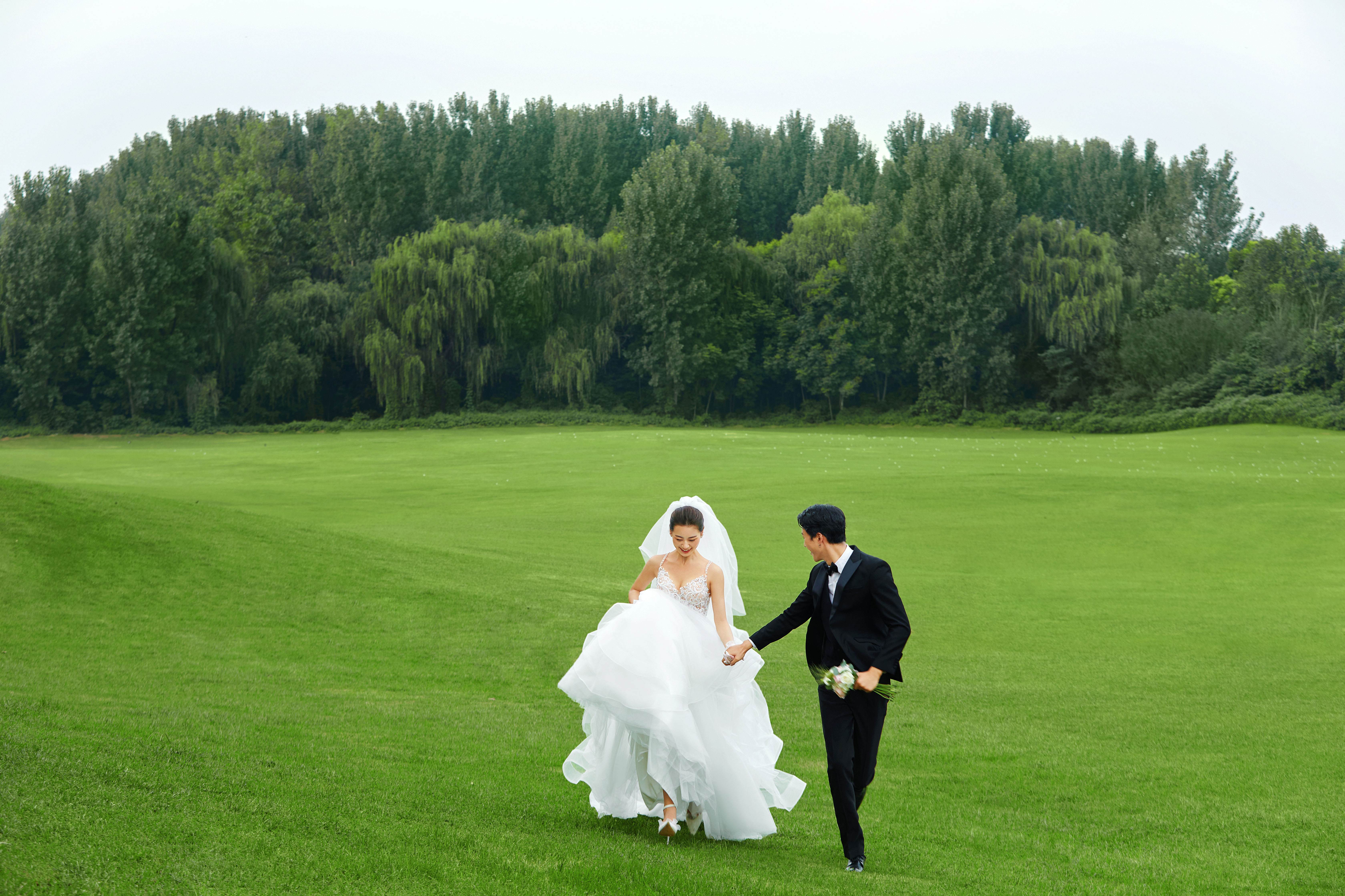 【7999】 婚纱照+跟妆+跟拍+礼服