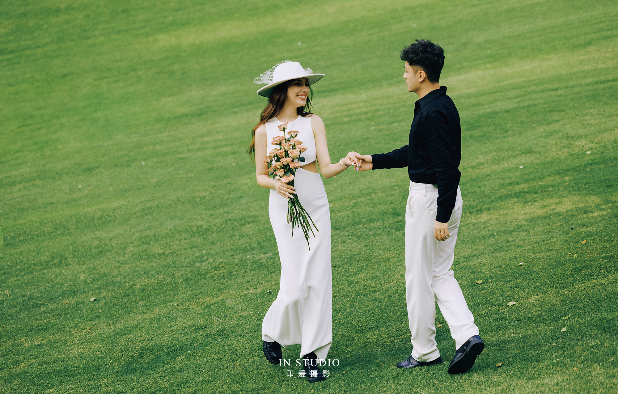 全网都在找的胶片风草坪婚纱照